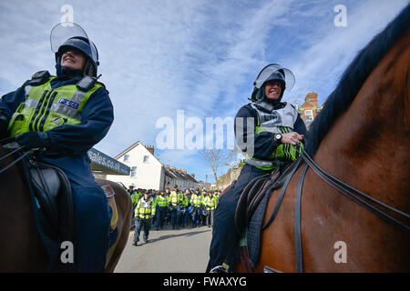 Exeter Devon, Regno Unito. Il 2 aprile 2016. Avon & Somerset cavalli della polizia guida la Plymouth sostenitori per tornare alla stazione Credito: @camerafirm/Alamy Live News Foto Stock