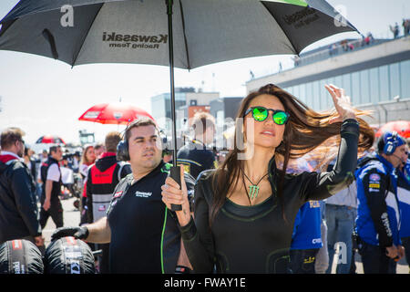 , Motorland Aragon, Spagna. 02Apr, 2016. Campionato del Mondo FIM Motul di Superbike. Ombrello ragazza durante la gara di Campionato del Mondo FIM Motul di Superbike dal circuito de Motorland. Credito: Azione Sport Plus/Alamy Live News Foto Stock