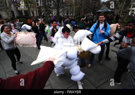 Philadelphia, Pennsylvania, USA. 2 apr, 2016. La gente del posto si riuniscono a Washington Square Park, in Philadelphia, PA, Stati Uniti d'America, il 2 aprile 2016 per partecipare all'annuale cuscino lotta giorno Credito: Bastiaan Slabbers/ZUMA filo/Alamy Live News Foto Stock