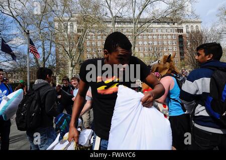 Philadelphia, Pennsylvania, USA. 2 apr, 2016. La gente del posto si riuniscono a Washington Square Park, in Philadelphia, PA, Stati Uniti d'America, il 2 aprile 2016 per partecipare all'annuale cuscino lotta giorno Credito: Bastiaan Slabbers/ZUMA filo/Alamy Live News Foto Stock