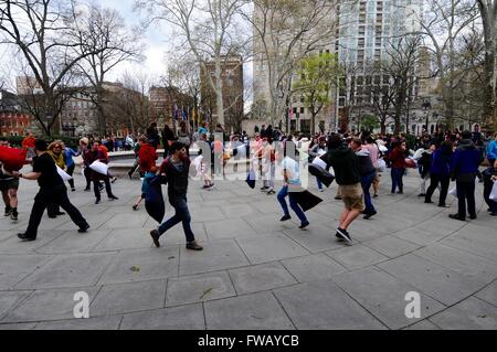 Philadelphia, Pennsylvania, USA. 2 apr, 2016. La gente del posto si riuniscono a Washington Square Park, in Philadelphia, PA, Stati Uniti d'America, il 2 aprile 2016 per partecipare all'annuale cuscino lotta giorno Credito: Bastiaan Slabbers/ZUMA filo/Alamy Live News Foto Stock