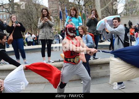 Philadelphia, Pennsylvania, USA. 2 apr, 2016. La gente del posto si riuniscono a Washington Square Park, in Philadelphia, PA, Stati Uniti d'America, il 2 aprile 2016 per partecipare all'annuale cuscino lotta giorno Credito: Bastiaan Slabbers/ZUMA filo/Alamy Live News Foto Stock