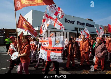 Porto di Dover, Kent, Regno Unito. Il 2 aprile 2016. Far-Right e British gruppi nazionalisti marzo e rally al Porto di Dover in un pesantemente presidiate protestare contro in corso di migrazione e asilo dei profughi per UK (fotografato a infrarossi) Credito: Guy Corbishley/Alamy Live News Foto Stock