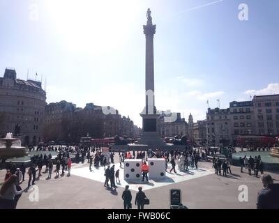 Trafalgar Square, Londra, Regno Unito. 02Apr, 2016. Grande monopolio è impostato su Trafalgar Square a Londra Festival Giochi, Londra, UK, 02 aprile 2016 Credit: Nastia M/Alamy Live News Foto Stock