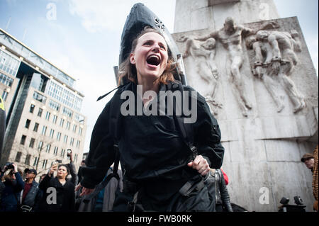 Amsterdam, Olanda, 2 Aprile, 2016. Cuscino massiccia combatte su Piazza Dam in Amsterdam, di fronte al monumento nazionale. Il cuscino internazionale lotta giorno attira molte centinaia di partecipanti e spettatori di tutte le età su questo nuvoloso pomeriggio di sabato. Più di 100 città in tutto il mondo prendono parte a questa spettacolare e divertente evento annuale. Credito: Romy Arroyo Fernandez/Alamy Live News Foto Stock