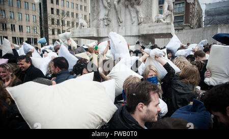 Amsterdam, Olanda, 2 Aprile, 2016. Cuscino massiccia combatte su Piazza Dam in Amsterdam, di fronte al monumento nazionale. Il cuscino internazionale lotta giorno attira molte centinaia di partecipanti e spettatori di tutte le età su questo nuvoloso pomeriggio di sabato. Più di 100 città in tutto il mondo prendono parte a questa spettacolare e divertente evento annuale. Credito: Romy Arroyo Fernandez/Alamy Live News Foto Stock