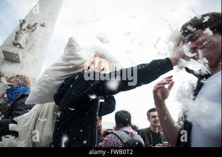 Amsterdam, Olanda, 2 Aprile, 2016. Cuscino massiccia combatte su Piazza Dam in Amsterdam, di fronte al monumento nazionale. Il cuscino internazionale lotta giorno attira molte centinaia di partecipanti e spettatori di tutte le età su questo nuvoloso pomeriggio di sabato. Più di 100 città in tutto il mondo prendono parte a questa spettacolare e divertente evento annuale. Credito: Romy Arroyo Fernandez/Alamy Live News Foto Stock