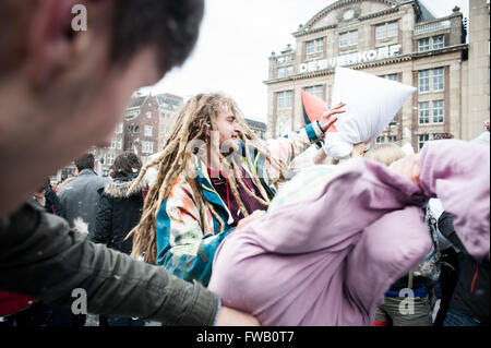 Amsterdam, Olanda, 2 Aprile, 2016. Cuscino massiccia combatte su Piazza Dam in Amsterdam, di fronte al monumento nazionale. Il cuscino internazionale lotta giorno attira molte centinaia di partecipanti e spettatori di tutte le età su questo nuvoloso pomeriggio di sabato. Più di 100 città in tutto il mondo prendono parte a questa spettacolare e divertente evento annuale. Credito: Romy Arroyo Fernandez/Alamy Live News Foto Stock