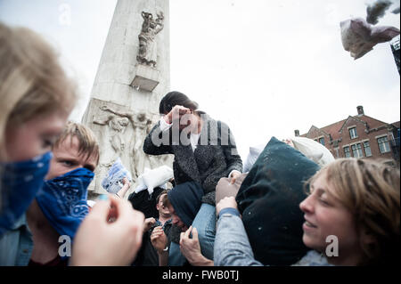 Amsterdam, Olanda, 2 Aprile, 2016. Cuscino massiccia combatte su Piazza Dam in Amsterdam, di fronte al monumento nazionale. Il cuscino internazionale lotta giorno attira molte centinaia di partecipanti e spettatori di tutte le età su questo nuvoloso pomeriggio di sabato. Più di 100 città in tutto il mondo prendono parte a questa spettacolare e divertente evento annuale. Credito: Romy Arroyo Fernandez/Alamy Live News Foto Stock