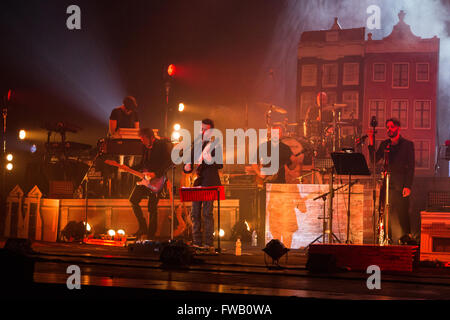 Milano Italia. 02Th Aprile 2016. Il cantante italiano/cantautore Daniele Silvestri eseguire live in scena al Teatro Degli Arcimboldi durante il "acrobati in Tour' Credito: Rodolfo Sassano/Alamy Live News Foto Stock