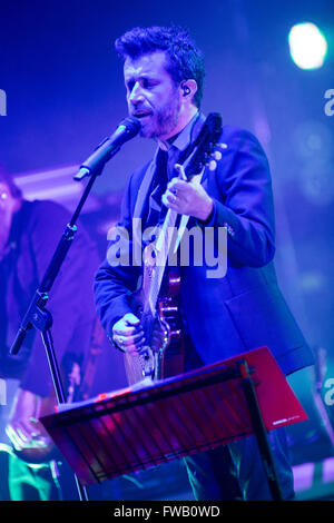 Milano Italia. 02Th Aprile 2016. Il cantante italiano/cantautore Daniele Silvestri eseguire live in scena al Teatro Degli Arcimboldi durante il "acrobati in Tour' Credito: Rodolfo Sassano/Alamy Live News Foto Stock