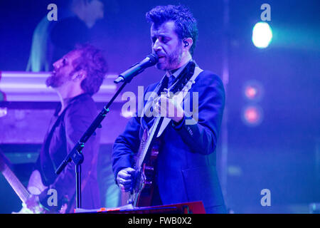 Milano Italia. 02Th Aprile 2016. Il cantante italiano/cantautore Daniele Silvestri eseguire live in scena al Teatro Degli Arcimboldi durante il "acrobati in Tour' Credito: Rodolfo Sassano/Alamy Live News Foto Stock