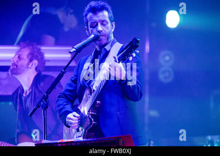 Milano Italia. 02Th Aprile 2016. Il cantante italiano/cantautore Daniele Silvestri eseguire live in scena al Teatro Degli Arcimboldi durante il "acrobati in Tour' Credito: Rodolfo Sassano/Alamy Live News Foto Stock