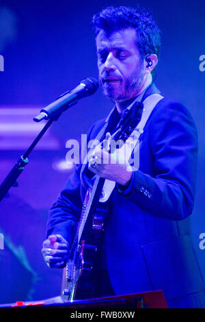 Milano Italia. 02Th Aprile 2016. Il cantante italiano/cantautore Daniele Silvestri eseguire live in scena al Teatro Degli Arcimboldi durante il "acrobati in Tour' Credito: Rodolfo Sassano/Alamy Live News Foto Stock