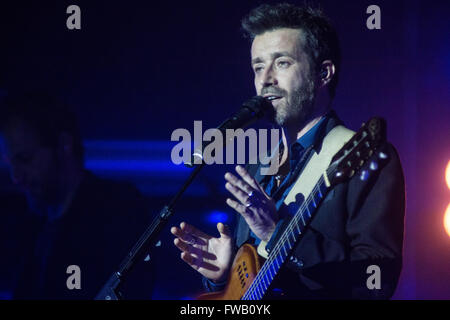 Milano Italia. 02Th Aprile 2016. Il cantante italiano/cantautore Daniele Silvestri eseguire live in scena al Teatro Degli Arcimboldi durante il "acrobati in Tour' Credito: Rodolfo Sassano/Alamy Live News Foto Stock