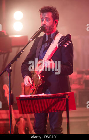 Milano Italia. 02Th Aprile 2016. Il cantante italiano/cantautore Daniele Silvestri eseguire live in scena al Teatro Degli Arcimboldi durante il "acrobati in Tour' Credito: Rodolfo Sassano/Alamy Live News Foto Stock