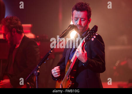 Milano Italia. 02Th Aprile 2016. Il cantante italiano/cantautore Daniele Silvestri eseguire live in scena al Teatro Degli Arcimboldi durante il "acrobati in Tour' Credito: Rodolfo Sassano/Alamy Live News Foto Stock