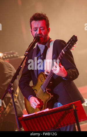 Milano Italia. 02Th Aprile 2016. Il cantante italiano/cantautore Daniele Silvestri eseguire live in scena al Teatro Degli Arcimboldi durante il "acrobati in Tour' Credito: Rodolfo Sassano/Alamy Live News Foto Stock