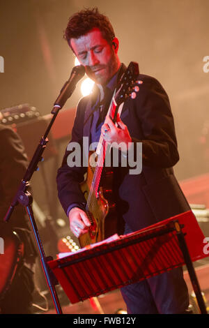 Milano Italia. 02Th Aprile 2016. Il cantante italiano/cantautore Daniele Silvestri eseguire live in scena al Teatro Degli Arcimboldi durante il "acrobati in Tour' Credito: Rodolfo Sassano/Alamy Live News Foto Stock