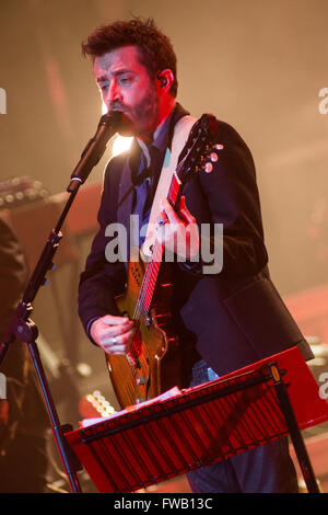 Milano Italia. 02Th Aprile 2016. Il cantante italiano/cantautore Daniele Silvestri eseguire live in scena al Teatro Degli Arcimboldi durante il "acrobati in Tour' Credito: Rodolfo Sassano/Alamy Live News Foto Stock