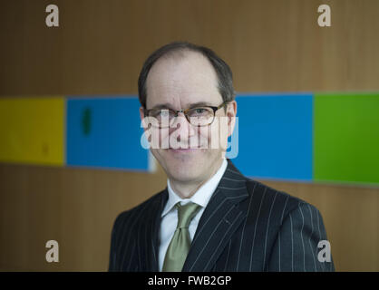 Berlino, Germania. 31 Mar, 2016. Sir Sebastian legno, Cavaliere Comandante dell'Ordine di San Michele e San Giorgio (KCMG) e ambasciatore britannico in Germania, fotografato a Berlino, Germania, 31 marzo 2016. Foto: Soeren Stache/dpa/Alamy Live News Foto Stock