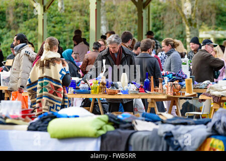 Ronneby, Svezia. 3 APR 2016: Premiere giorno settimanale di fuggire da mercato a mercato vecchio hall nel parco pubblico Ronneby Brunn. Questo mercato delle pulci richiama migliaia di persone che sperano di fare un affare o semplicemente per godersi il buzz. Il mercato delle pulci in Ronneby è un'attrazione turistica per tutta la primavera, estate e autunno. © Ingemar Magnusson / Alamy Stock Photo Foto Stock