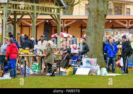 Ronneby, Svezia. 3 APR 2016: Premiere giorno settimanale di fuggire da mercato a mercato vecchio hall nel parco pubblico Ronneby Brunn. Questo mercato delle pulci richiama migliaia di persone che sperano di fare un affare o semplicemente per godersi il buzz. Il mercato delle pulci in Ronneby è un'attrazione turistica per tutta la primavera, estate e autunno. © Ingemar Magnusson / Alamy Stock Photo Foto Stock