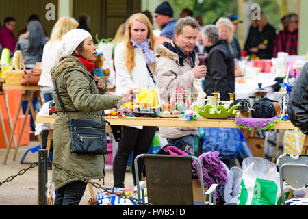 Ronneby, Svezia. 3 APR 2016: Premiere giorno settimanale di fuggire da mercato a mercato vecchio hall nel parco pubblico Ronneby Brunn. Questo mercato delle pulci richiama migliaia di persone che sperano di fare un affare o semplicemente per godersi il buzz. Il mercato delle pulci in Ronneby è un'attrazione turistica per tutta la primavera, estate e autunno. © Ingemar Magnusson / Alamy Stock Photo Foto Stock