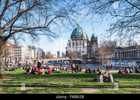 Berlino, Germania. Il 2 aprile 2016. Parchi di Berlino, i mercati e i bar sulla spiaggia sono luoghi popolari come il tempo è caldo ritorna alla città capitale. Eden Breitz/Alamy Live News Foto Stock
