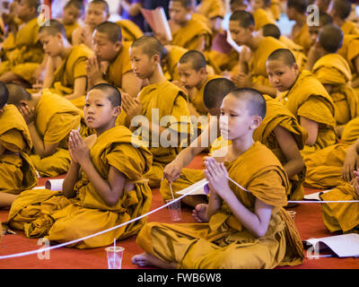 Chiang Mai e Chiang Mai, Thailandia. 3 apr, 2016. Novizi, giovani monaci buddisti, partecipare in una meditazione e preghiera al Wat Chedi Luang in Chiang Mai. La meditazione è stata la cerimonia in onore del compleanno di Sua Altezza Reale la Principessa Maha Chakri Sirindhorn, figlia di Bhumibol Adulyadej, il Re della Thailandia. La Principessa è nato il 2 aprile 1955. Ella è venerata dai Thailandesi e cerimonie speciali in suo onore sono detenute nei templi della Thailandia. © Jack Kurtz/ZUMA filo/Alamy Live News Foto Stock