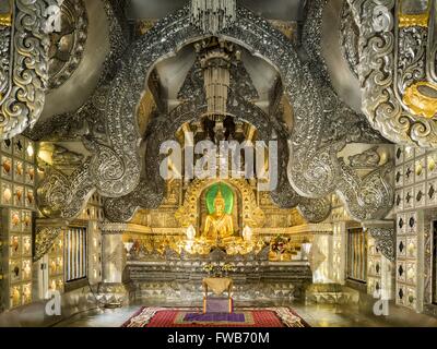 Chiang Mai e Chiang Mai, Thailandia. 3 apr, 2016. L'interno del Wat Sri Suphan. Wat Sri Suphan è anche noto come ''Silver tempio'' a causa della sua ubosot argento, o di ordinazione hall. Il tempio è più di cinquecento anni ma l'ordinazione di argento hall è stato ristrutturato di recente. L'ordinazione hall è rivestita in argento e l'interno è completamente realizzato in argento e oro. È servito tradizionalmente come il tempio principale per gli argentieri di Chiang Mai, la cui comunità è intorno al tempio. © Jack Kurtz/ZUMA filo/Alamy Live News Foto Stock