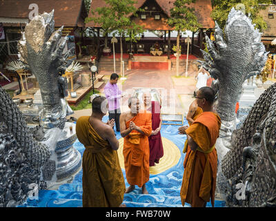 Chiang Mai e Chiang Mai, Thailandia. 3 apr, 2016. I monaci buddisti in piedi l'ordinazione hall di Wat Sri Suphan. Wat Sri Suphan è anche noto come ''Silver tempio'' a causa della sua ubosot argento, o di ordinazione hall. Il tempio è più di cinquecento anni ma l'ordinazione di argento hall è stato ristrutturato di recente. L'ordinazione hall è rivestita in argento e l'interno è completamente realizzato in argento e oro. È servito tradizionalmente come il tempio principale per gli argentieri di Chiang Mai, la cui comunità è intorno al tempio. © Jack Kurtz/ZUMA filo/Alamy Live News Foto Stock