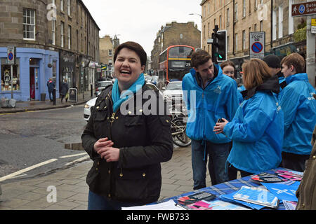 Edimburgo, Scozia, Regno Unito, 03 Aprile, 2016. Scottish leader conservatore Ruth Davidson (L) e gli attivisti del partito hanno l uomo una bancarella di strada in Edinburgh Central circoscrizione Ella contesta in Scozia alle elezioni del Parlamento europeo che si terrà il prossimo 5 Maggio, Credito: Ken Jack / Alamy Live News Foto Stock