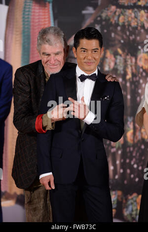 Hong Kong, Cina. 3 apr, 2016. Attore Aaron Kwok (R) pone sul tappeto rosso prima della trentacinquesima Hong Kong Film Awards cerimonia di presentazione di Hong Kong, Cina del sud, 3 aprile 2016. © Qin Qing/Xinhua/Alamy Live News Foto Stock