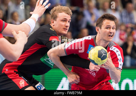 Gummersbach, Germania. 3 apr, 2016. La Germania Julius Kuehn (l) e dell'Austria Alexander Hermann in azione durante la pallamano internazionale match tra Germania e Austria a Schwalbe-Arena a Gummersbach, Germania, 3 aprile 2016. Foto: MARIUS BECKER/dpa/Alamy Live News Foto Stock