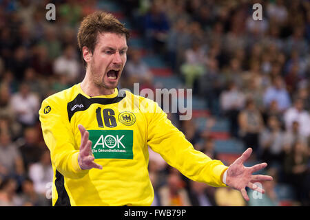 Gummersbach, Germania. 3 apr, 2016. La Germania Carsten Lichtlein celebra durante la pallamano internazionale match tra Germania e Austria a Schwalbe-Arena a Gummersbach, Germania, 3 aprile 2016. Foto: MARIUS BECKER/dpa/Alamy Live News Foto Stock