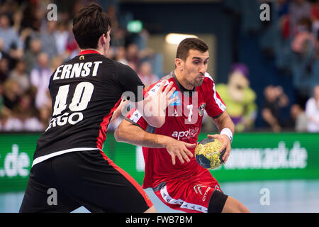 Gummersbach, Germania. 3 apr, 2016. La Germania Simon Ernst (l) e dell'Austria Janko Bozovic in azione durante la pallamano internazionale match tra Germania e Austria a Schwalbe-Arena a Gummersbach, Germania, 3 aprile 2016. Foto: MARIUS BECKER/dpa/Alamy Live News Foto Stock