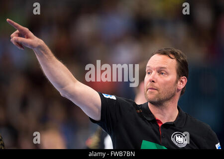 Gummersbach, Germania. 3 apr, 2016. Germania allenatore Dagur Sigurdsson durante la pallamano internazionale match tra Germania e Austria a Schwalbe-Arena a Gummersbach, Germania, 3 aprile 2016. Foto: MARIUS BECKER/dpa/Alamy Live News Foto Stock