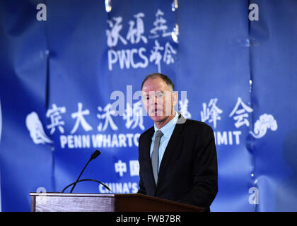 Philadelphia, Stati Uniti d'America. 2 apr, 2016. Geoffrey Garrett, Decano della Wharton School presso la University of Pennsylvania, parla in occasione della cerimonia di apertura di Penn Wharton Cina Summit, a Philadelphia, Pennsylvania, negli Stati Uniti il 2 aprile 2016. La Cina-USA relazione economica è 'much più equilibrata" oggi rispetto a quindici anni fa, come il cinese i mercati e gli investimenti sempre più importante per gli Stati Uniti la crescita economica andando avanti, Geoffrey Garrett, dean presso la Wharton School della University of Pennsylvania, detto sabato. © Yin Bogu/Xinhua/Alamy Live News Foto Stock