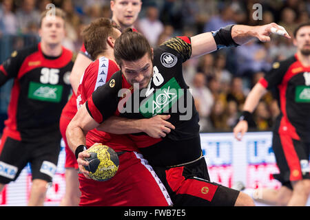 Gummersbach, Germania. 3 apr, 2016. Austria Christian Hallmann (l) cercando di fermare la Germania Pevnov Evgeni dal lancio durante la pallamano internazionale match tra Germania e Austria a Schwalbe-Arena a Gummersbach, Germania, 3 aprile 2016. Foto: MARIUS BECKER/dpa/Alamy Live News Foto Stock