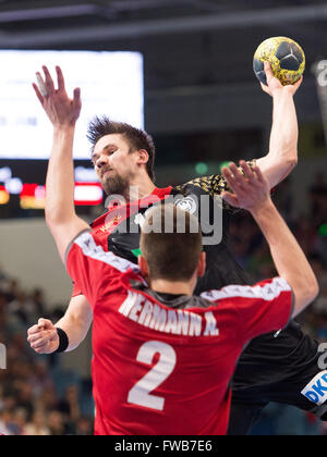 Gummersbach, Germania. 3 apr, 2016. Dell'Austria Alexander Hermann (r) cerca di fermare la Germania Fabian Wiede dal lancio durante la pallamano internazionale match tra Germania e Austria a Schwalbe-Arena a Gummersbach, Germania, 3 aprile 2016. Foto: MARIUS BECKER/dpa/Alamy Live News Foto Stock