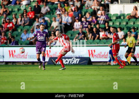 Pennino Stadium, Perth, Australia. 03 apr, 2016. Hyundai un campionato. Perth gloria contro la città di Melbourne. Aaron Mooy lancia la palla in attacco per la città di Melbourne durante il primo semestre. © Azione Sport Plus/Alamy Live News Foto Stock