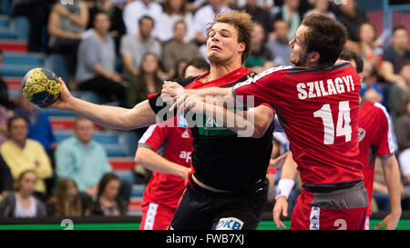 Gummersbach, Germania. 3 apr, 2016. Dell'Austria Viktor Szilagyi (r) cerca di fermare la Germania Julius Kuehn dal lancio durante la pallamano internazionale match tra Germania e Austria a Schwalbe-Arena a Gummersbach, Germania, 3 aprile 2016. La Germania vince 26:20. Foto: MARIUS BECKER/dpa/Alamy Live News Foto Stock