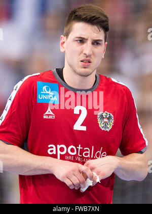 Gummersbach, Germania. 3 apr, 2016. Dell'Austria Alexander Hermann dopo la pallamano internazionale match tra Germania e Austria a Schwalbe-Arena a Gummersbach, Germania, 3 aprile 2016. La Germania vince 26:20. Foto: MARIUS BECKER/dpa/Alamy Live News Foto Stock