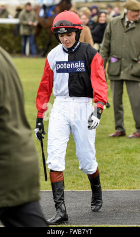 Victoria Pendleton rides Pacha Du polder, addestrati da Paul Nicholls, nel Betfair selle di commutazione dei cacciatori Steeple Chase a Wincanton. Pendleton è GB di maggior successo Olympian femmina e spera di poter competere nel Foxhunters Chase a Cheltenham Fest Foto Stock