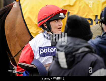 Victoria Pendleton rides Pacha Du polder, addestrati da Paul Nicholls, nel Betfair selle di commutazione dei cacciatori Steeple Chase a Wincanton. Pendleton è GB di maggior successo Olympian femmina e spera di poter competere nel Foxhunters Chase a Cheltenham Fest Foto Stock