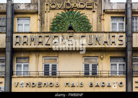 Vecchio vintage art deco segno di Armazens Cunhas department store, Porto, Portogallo Foto Stock