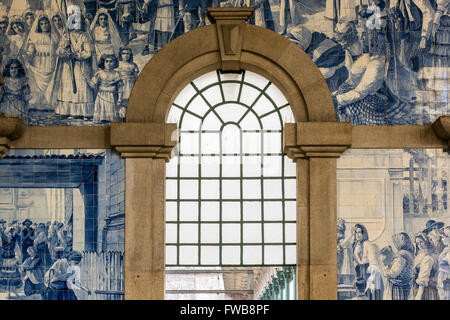 Alla stazione ferroviaria di Sao Bento, Porto, Portogallo Foto Stock