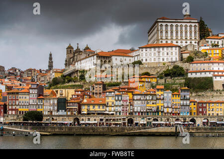 Vista la colorata e il vecchio quartiere Ribeira, Porto, Portogallo Foto Stock