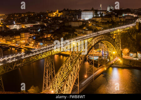 Vista notturna di Dom Luis i bridge e dello skyline della città, Porto, Portogallo Foto Stock